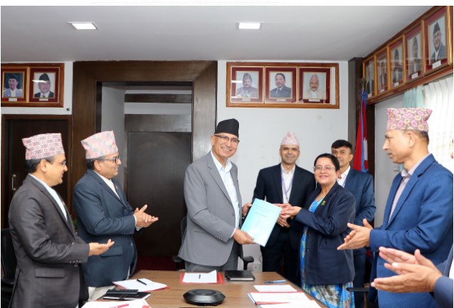 लघुवित्त पीडितको समस्या समाधानका लागि विकल्पसहितको प्रतिवेदन पेश