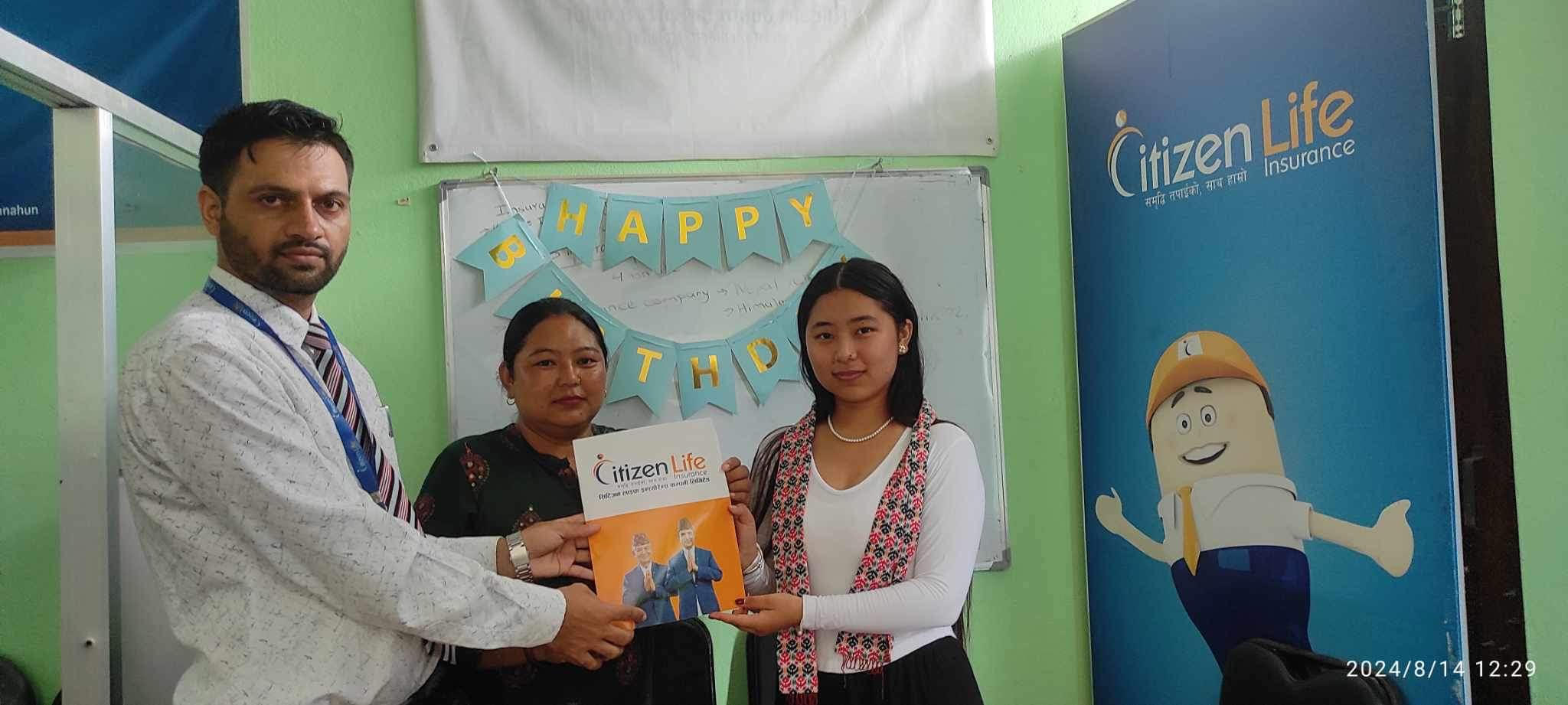 जन्म दिनमा धनमायाले छोरीलाइ दिइन् जीवन बीमा पोलिसी उपहार