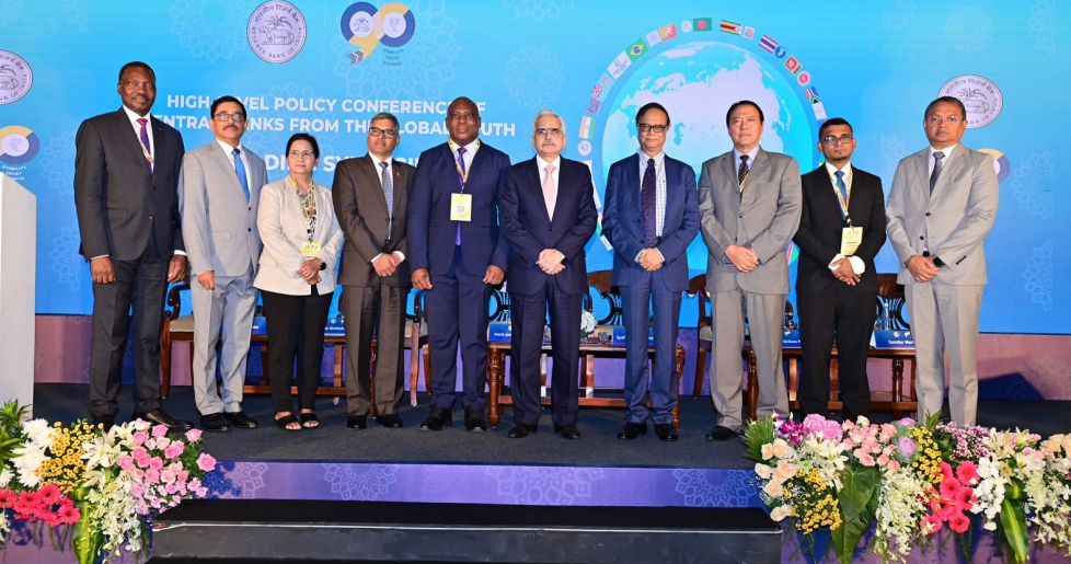 गभर्नर अधिकारी भारतीय रिजर्भ बैंकले आयोजना गरेको सम्मेलनमा सहभागी