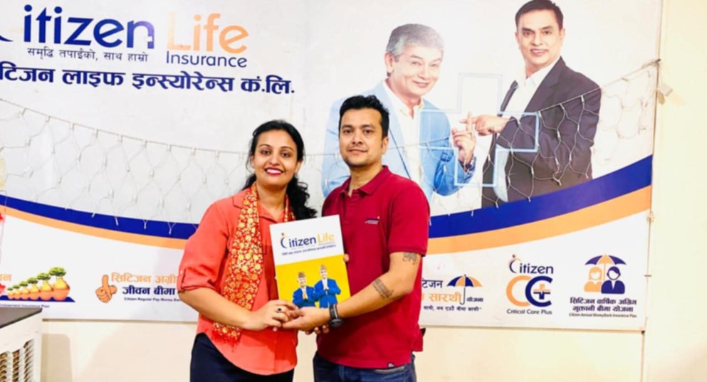 रामबाबुले श्रीमतीको जन्मदिनमा दिए २० लाख रुपैयाँको बीमा पोलिसी उपहार