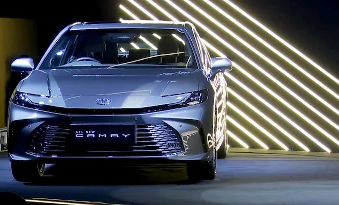 नौ एयरब्यागको सेफ्टी र आकर्षक फिचर, टोयोटाले ल्यायो नयाँ क्यामरी