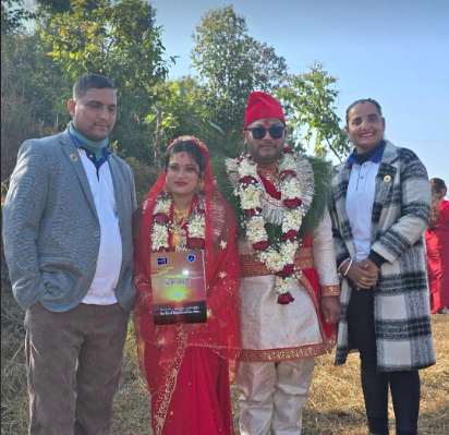 मुनाले शुभ विवाहमा पाइन् १० लाखको बीमा पोलिसी उपहार