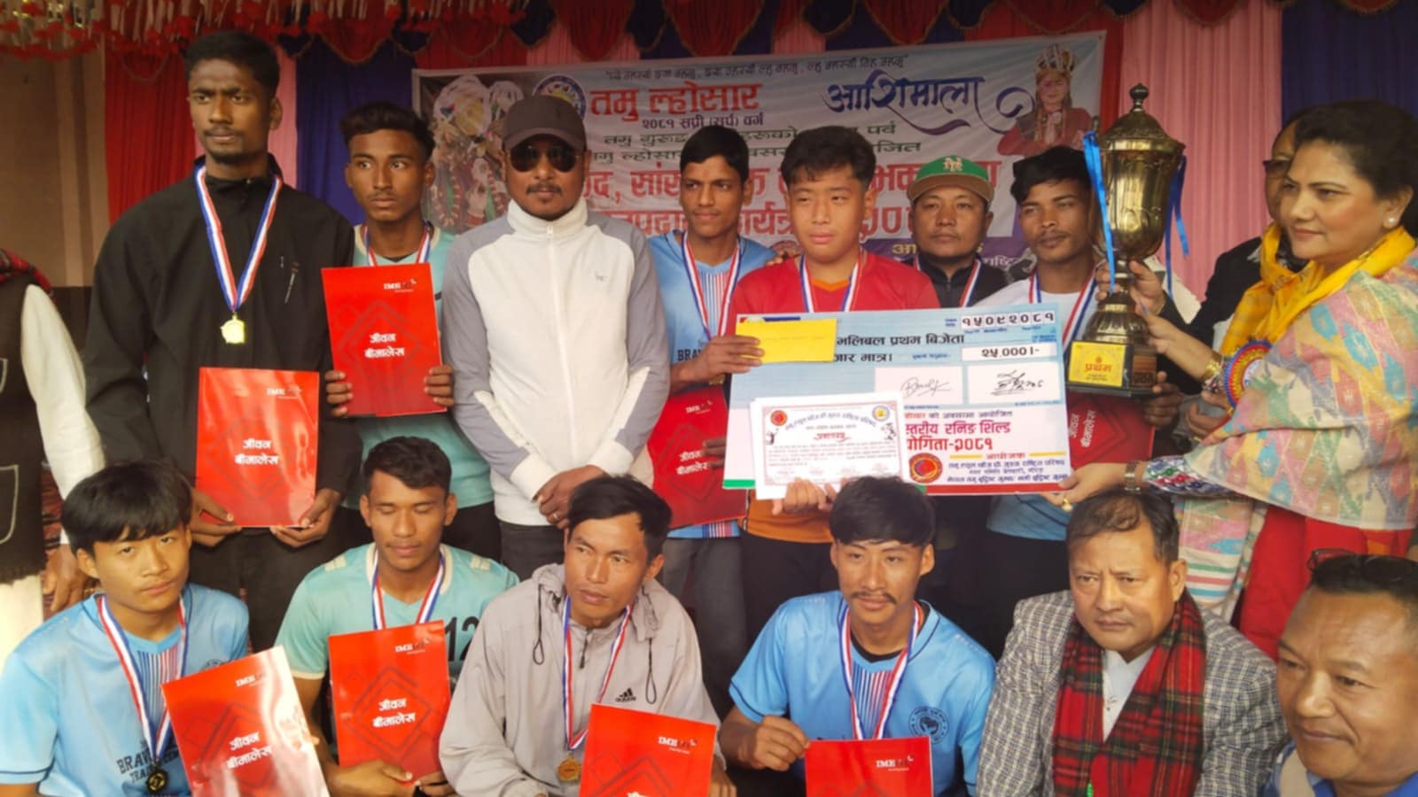 बेलबारी तमु गुरुङ समाजद्वारा भलिवल बिजेतालाई आइएमई वेष्ट ट्रम बीमा पोलिसी प्रदान