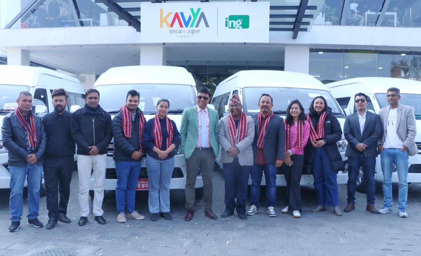 शशिला मोटर्सद्वारा काव्य स्कूललाई १६ हाइगर इभी भ्यान हस्तान्तरण