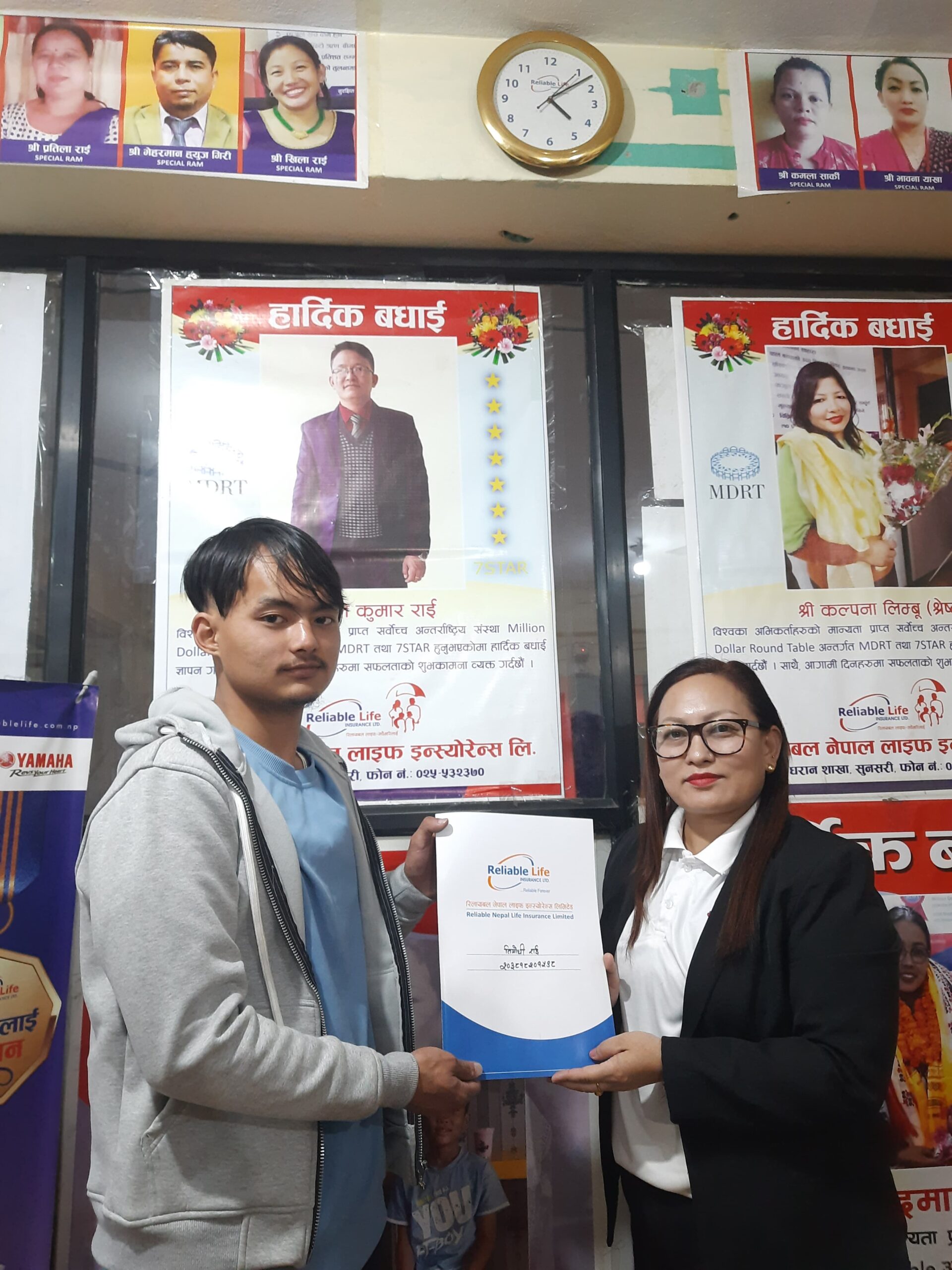 भावनाले छोराको जन्मदिनमा दिइन् २० लाख रुपैयाँको बीमा पोलिसी उपहार