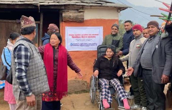 धौलागिरी लघुवित्तद्वारा अशक्तलाई ह्वीलचेयर वितरण