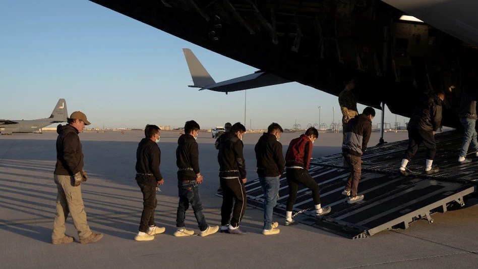 धेरै खर्च गरेर सैन्य विमानमार्फत अवैध आप्रवासीलाई किन फिर्ता पठाउँदैछन् ट्रम्प ? यस्ता छन् कारण