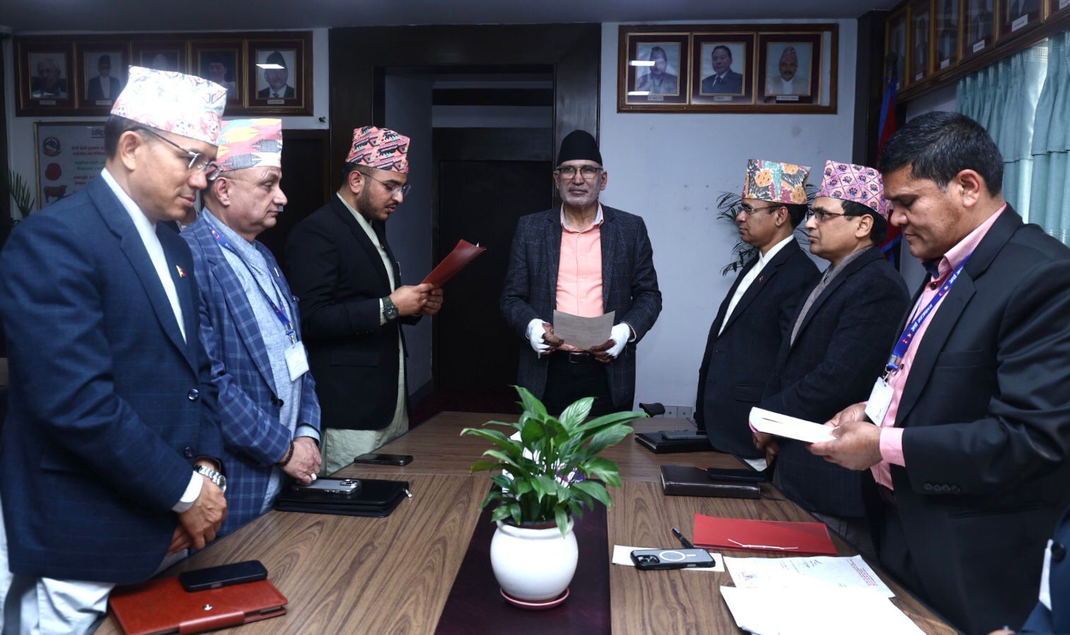 बीमा प्राधिकरणका नवनियुक्त अध्यक्ष ओझाले लिए सपथ, आजैबाट कार्यभार सम्हाल्ने