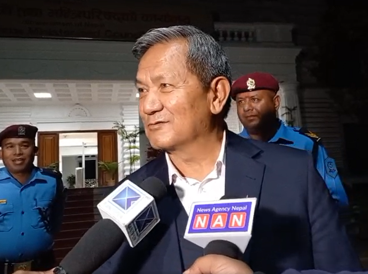 सञ्चारमन्त्री गुरूङको दाबी, कुलमानलाई हटाउने बारे निर्णय नै भएको छैन