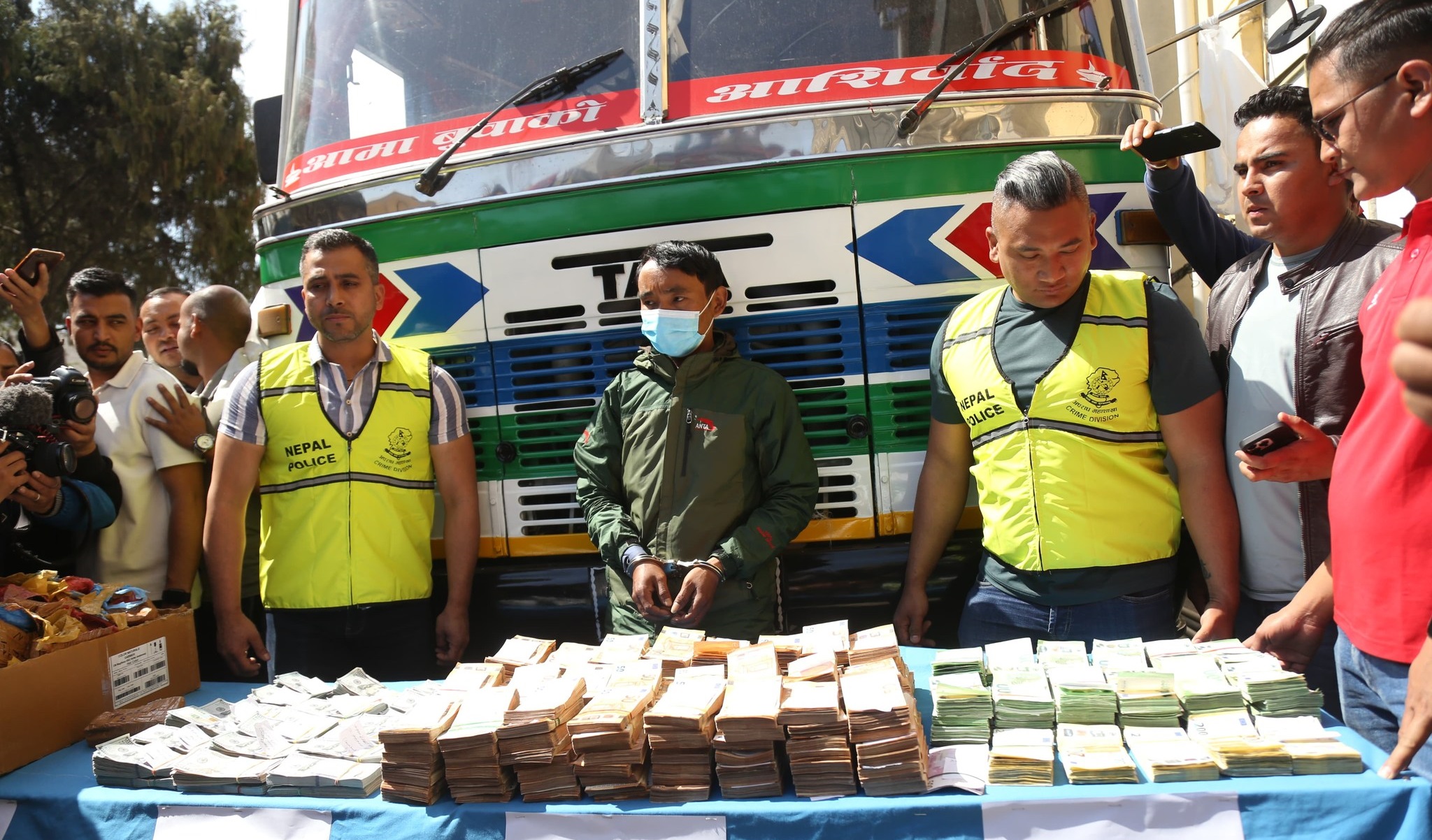 तस्करी हुन लागेको २५ करोडबराबरको विदेशी मुद्रा समात्न प्रहरी सफल, ट्रकसहित एक व्यक्ति पक्राउ