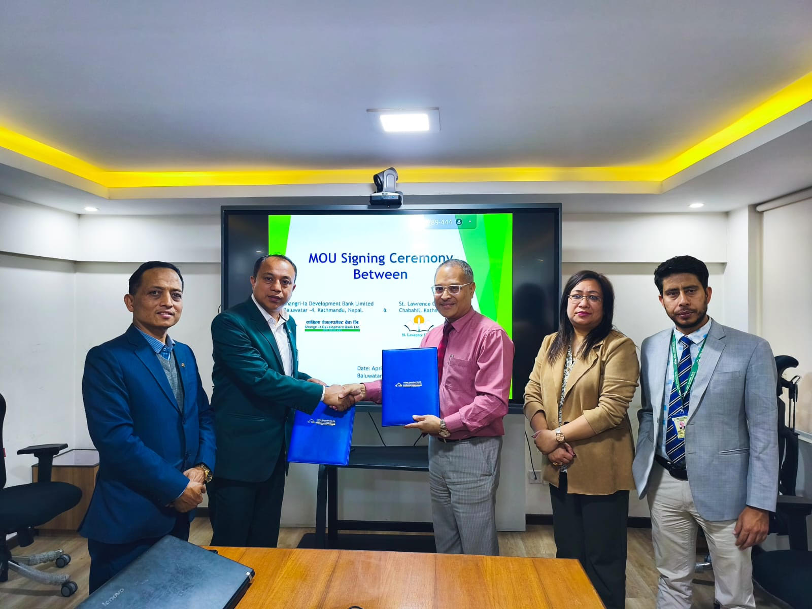 सांग्रिला डेभलपमेन्ट बैंक र सेन्ट लरेन्स कलेजबीच सहकार्य