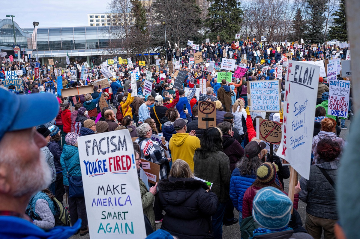 डोनाल्ड ट्रम्पविरुद्ध अमेरिकामा उर्लियो जनसागर, हिटलर बन्न खोजेको आरोप
