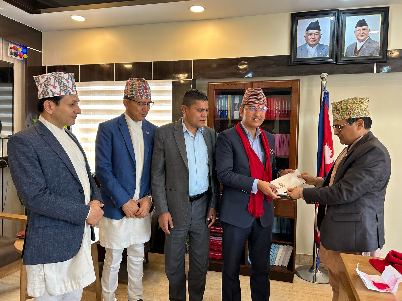 नारदको नियुक्ति उल्टाउँदै सरकारले चूडामणिलाई बनायो नेप्सेको सीईओ, नियुक्तिपत्र प्रदान