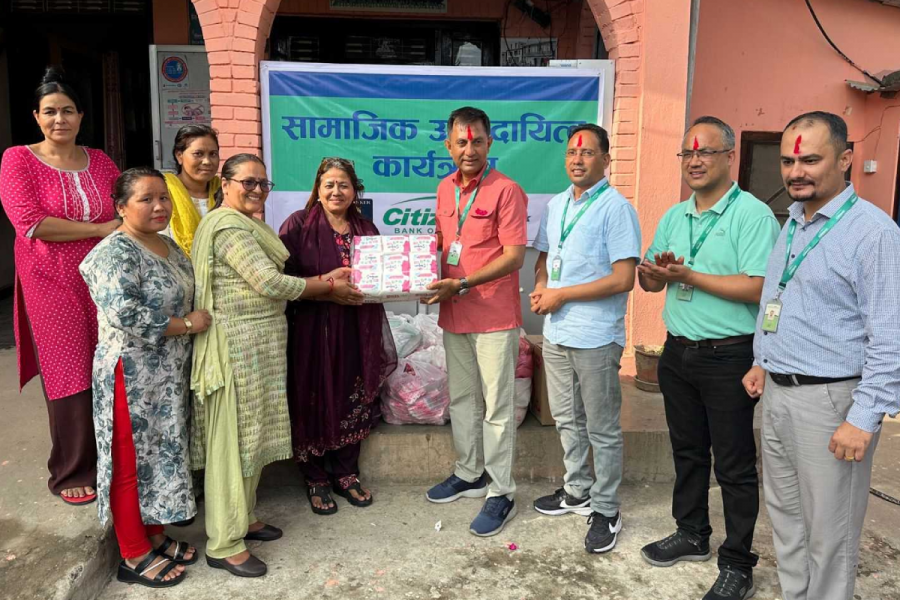 सिटिजन्स बैंकद्वारा आवाज नेपाललाई सरसफाइ तथा उपभोग्य सामग्री सहयोग