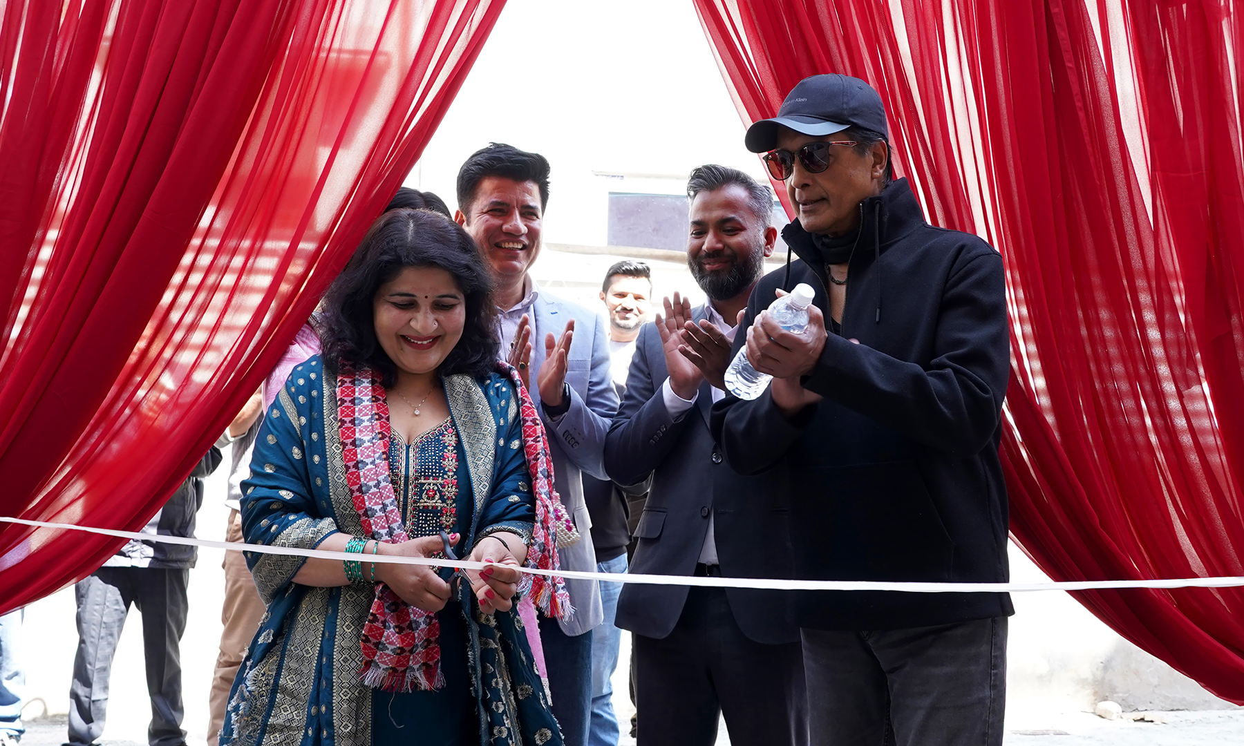 ईसेवा मनि ट्रान्सफरको मेरो डिजिटल देश अभियान अन्तर्गतकी विजेता अन्जुलाई घर हस्तान्तरण