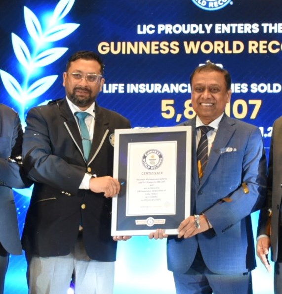 एलआईसीले एक दिनमै सर्वाधिक जीवन बीमालेख बेचेर बनायो विश्व कीर्तिमान