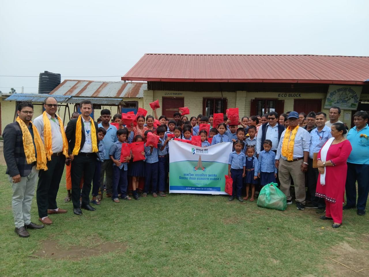 कामना सेवा विकास बैंकद्वारा विद्यालयका विद्यार्थीलाई पोशाक वितरण