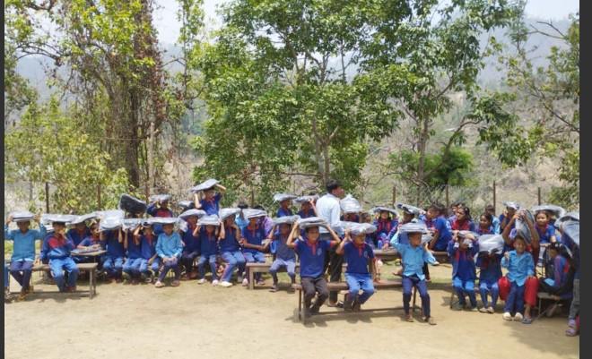 प्रोटेक्टिभ माइक्रो इन्स्योरेन्सद्वारा ग्वासी विद्यालयलाई झोला वितरण