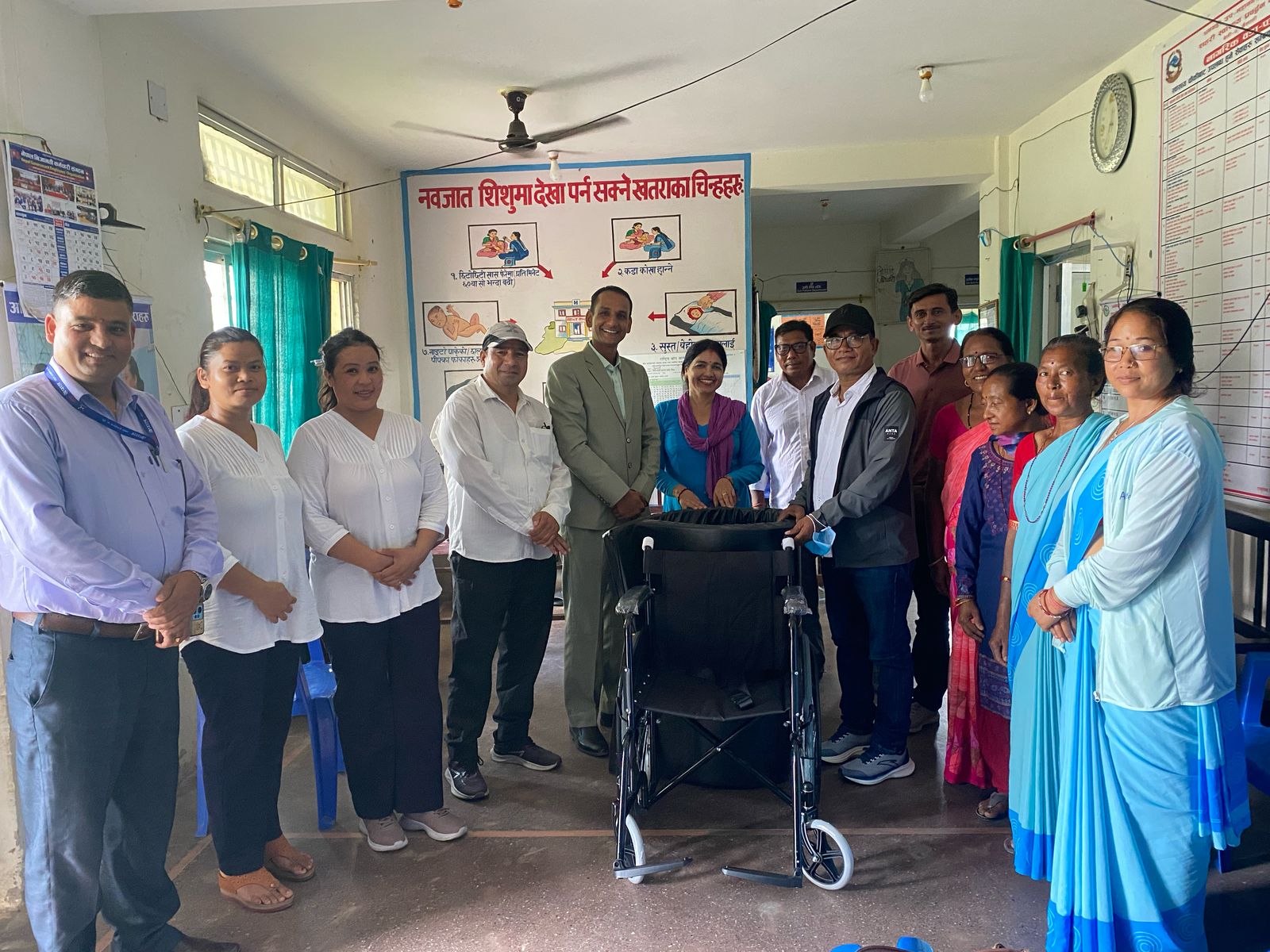 सन नेपाल लाइफद्वारा ह्वील चियर र मेट्रिस वितरण