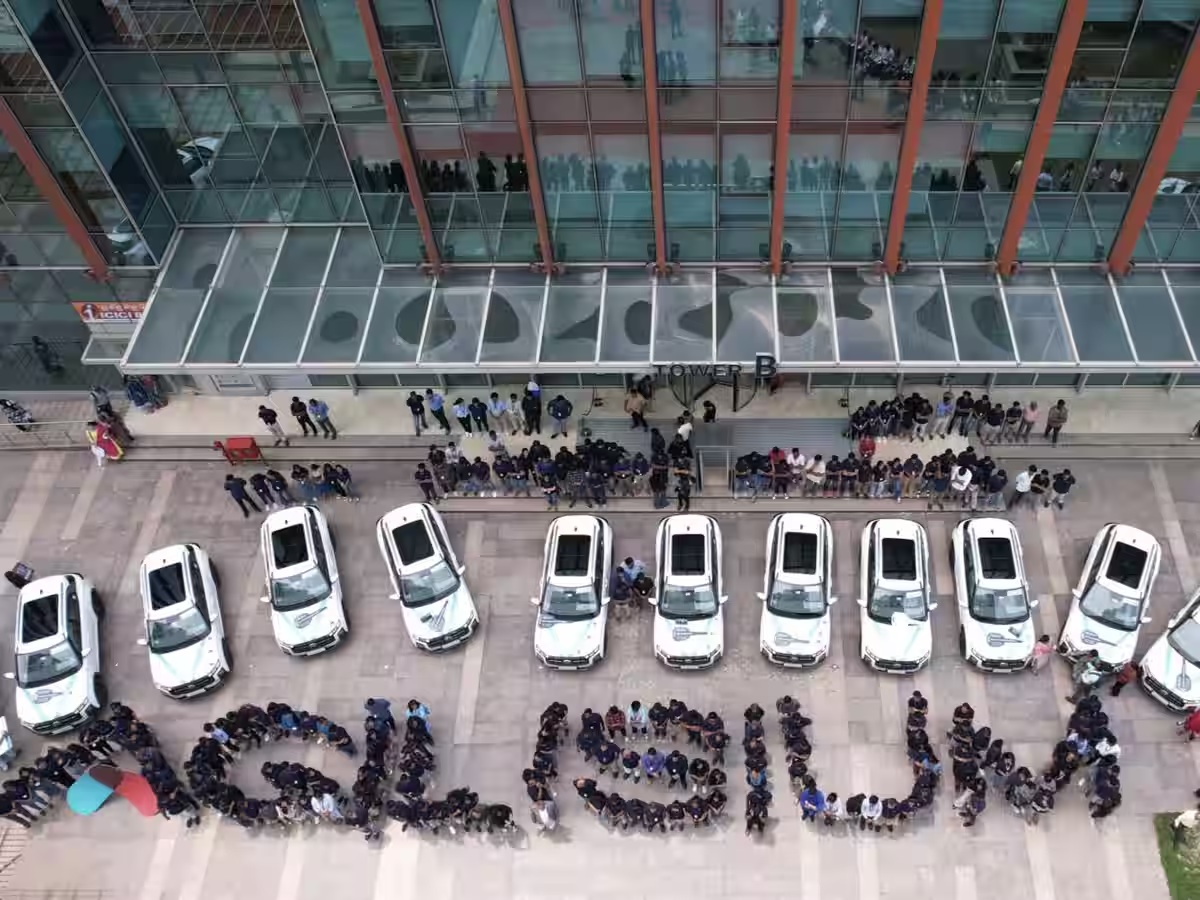 यो हो असली सफलता, यस स्टार्टअपले आफ्ना २५ कर्मचारीलाई दियो कार उपहार