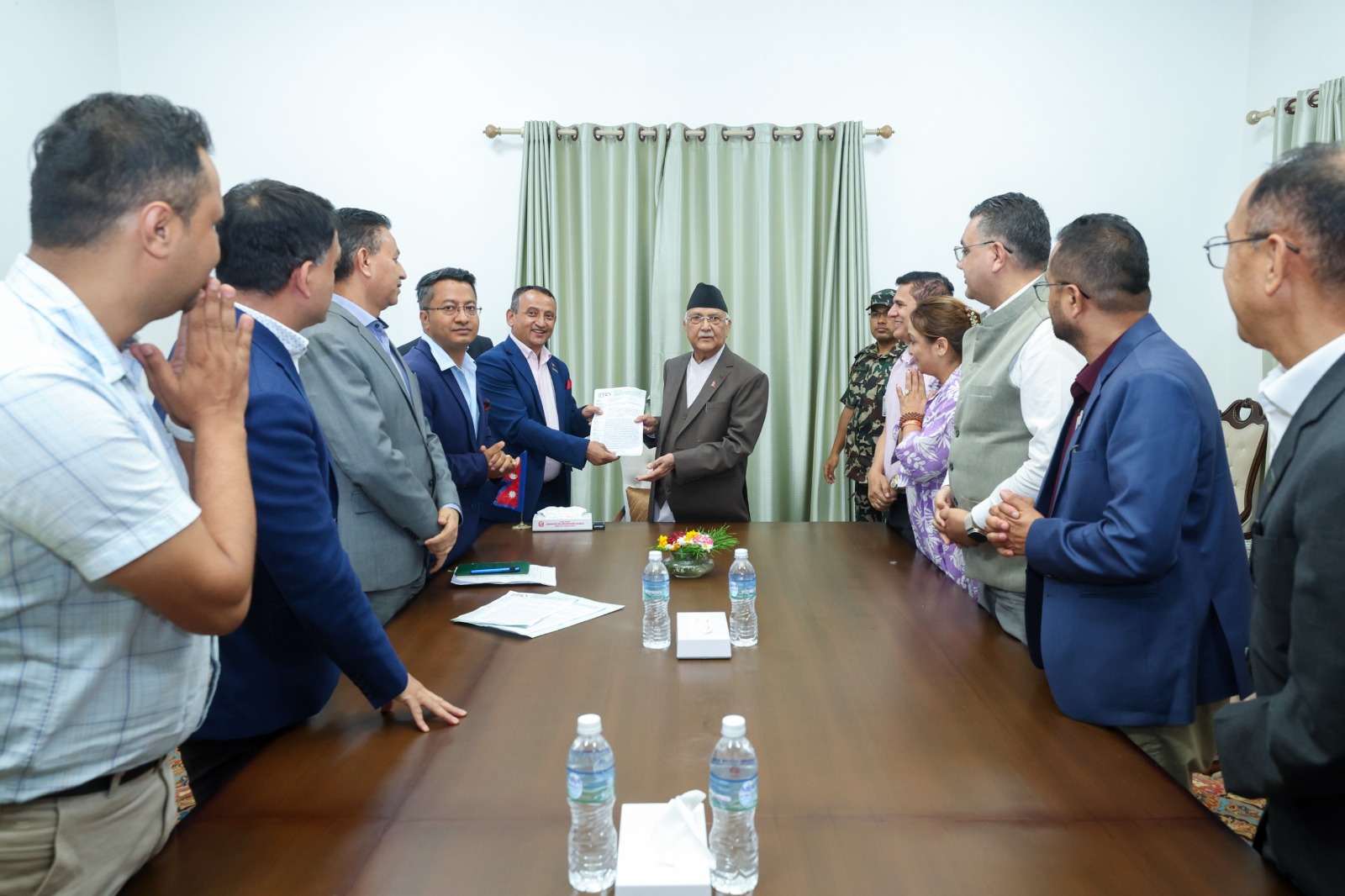 ‘टेक एन्ड पे’ पीपीए हटाउन इप्पानले प्रधानमन्त्रीलाई बुझायो ज्ञापनपत्र