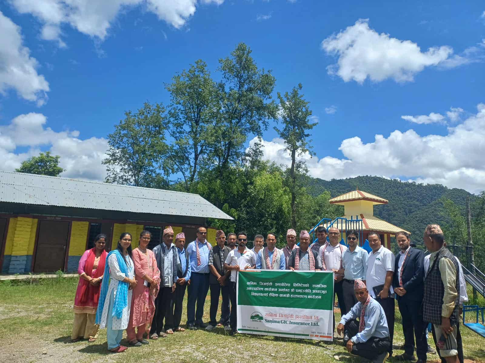 सानिमा जिआईसी इन्स्योरेन्सद्वारा तीन वटा बिद्यालयमा शैक्षिक तथा खेलकुद सामाग्री हस्तान्तरण