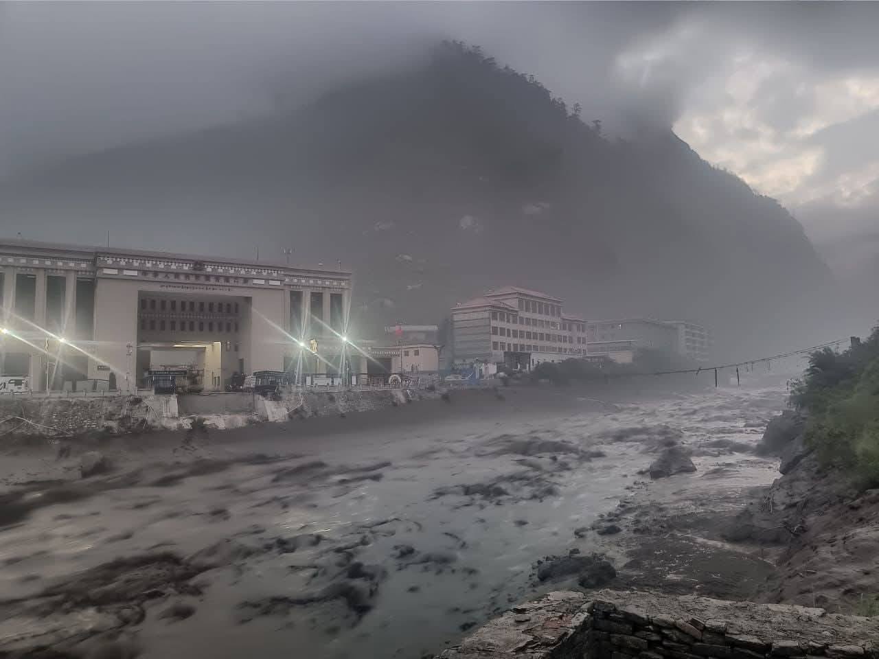 रसुवा बाढीले ३५० मेगावाट क्षमताका आयोजनाको निर्माण कार्य रोकियो, दैनिक करोडौँ घाटा