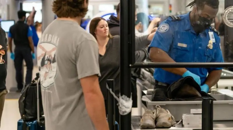 दुई दशकपछि अमेरिकी विमानस्थलहरुमा यात्रु जाँच गर्दा लगाइएको यो नियम हटाइयो