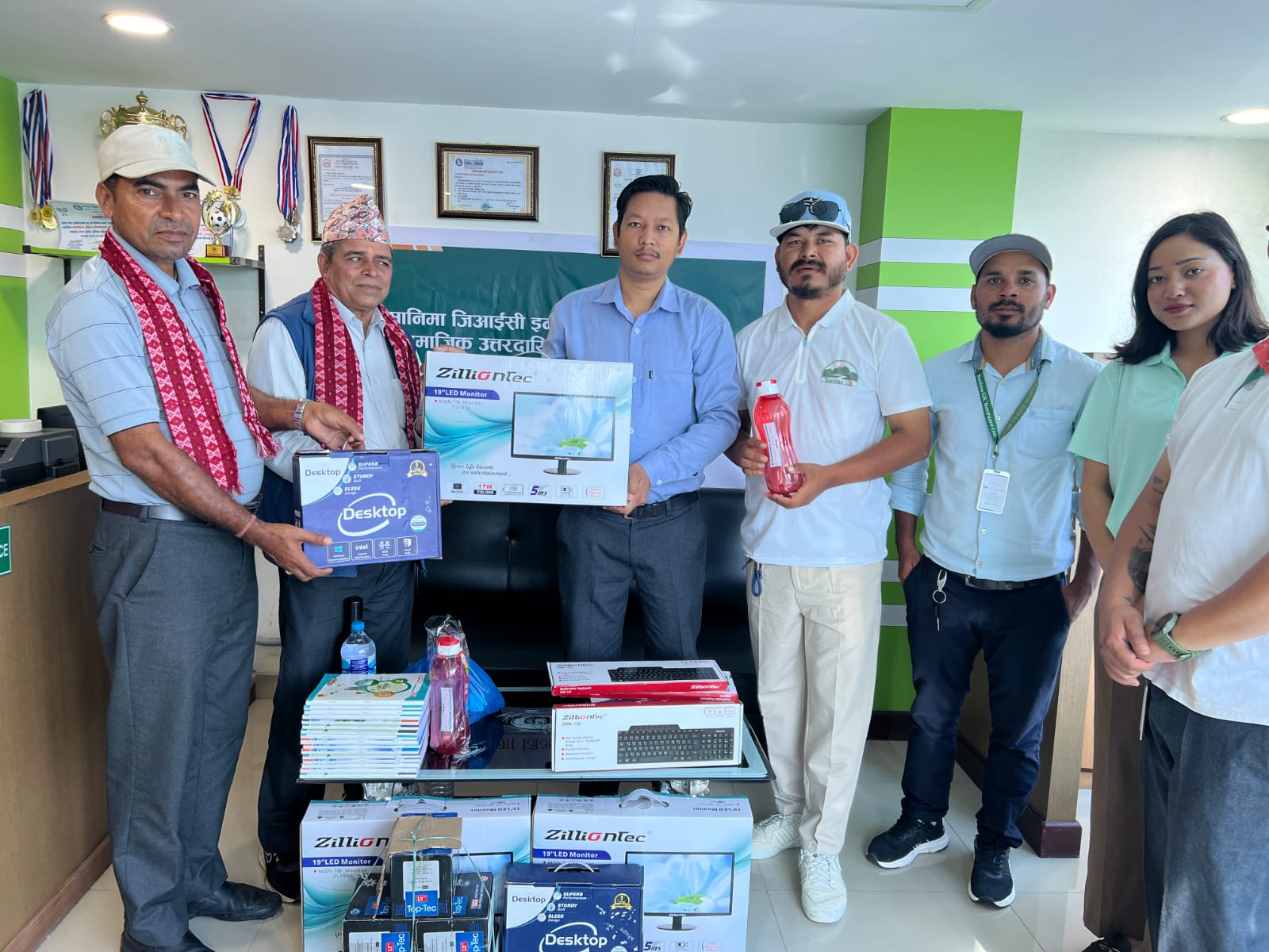 सानिमा जिआइसी इन्स्योरेन्सद्वारा विद्यालयलाई शैक्षिक सामग्री सहयोग