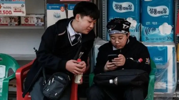 दक्षिण कोरियाले विद्यालयका कक्षा कोठाभित्र मोबाइल प्रयोगमा लगायो प्रतिबन्ध