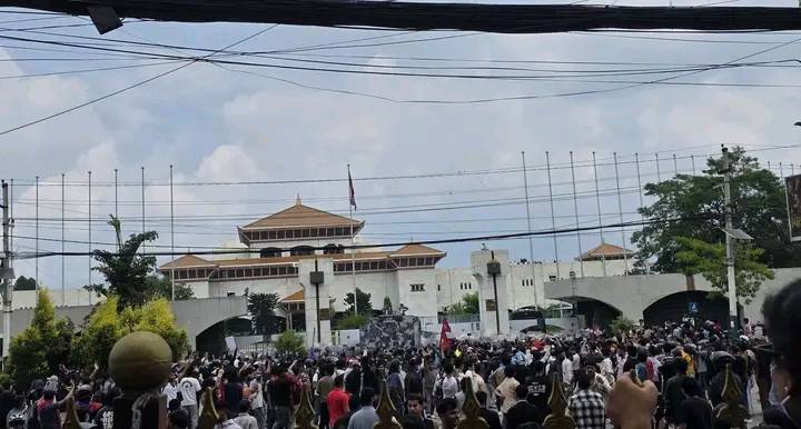 प्रहरीले गोली चलाएपछि झनै भड्कियो जेनजी आन्दोलन, बढ्दै मृतक र घाइतेको संख्या