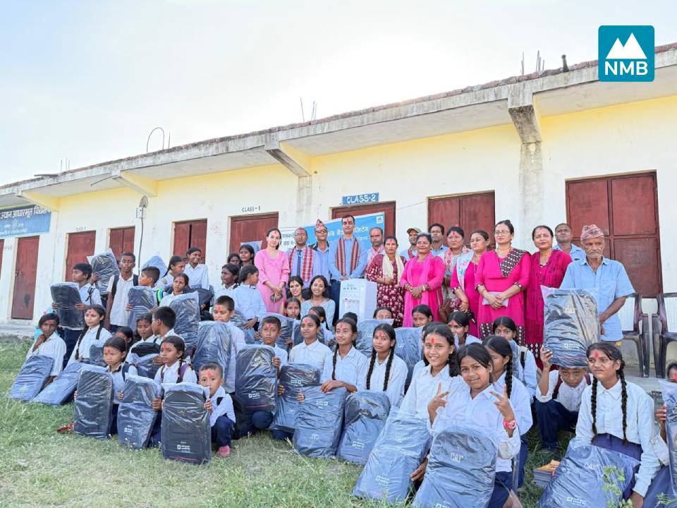 एनएमबि बैंकद्वारा विद्यालयलाई शैक्षिक सामग्री हस्तान्तरण