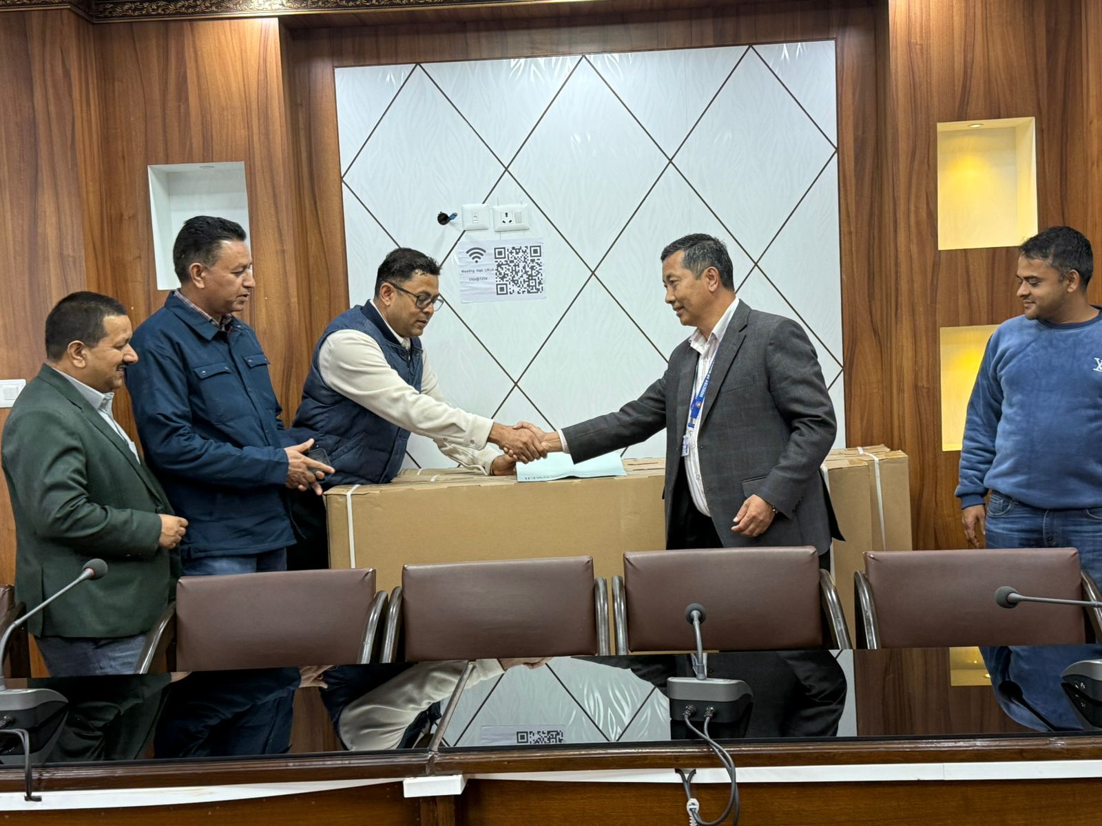 इप्पानद्वारा ऊर्जा मन्त्रालयलाई चार थान टेलिभिजन हस्तान्तरण