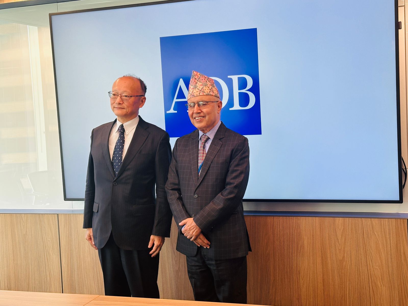 अर्थमन्त्री खनाल र एसियाली विकास बैंकका अध्यक्ष कान्दाबीच भेटवार्ता