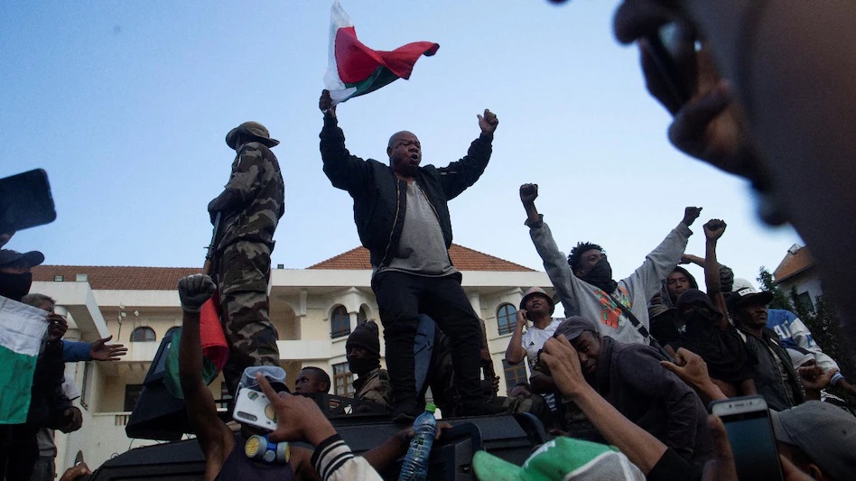 Genji’s agitation is raging in this country, the president flees the country.