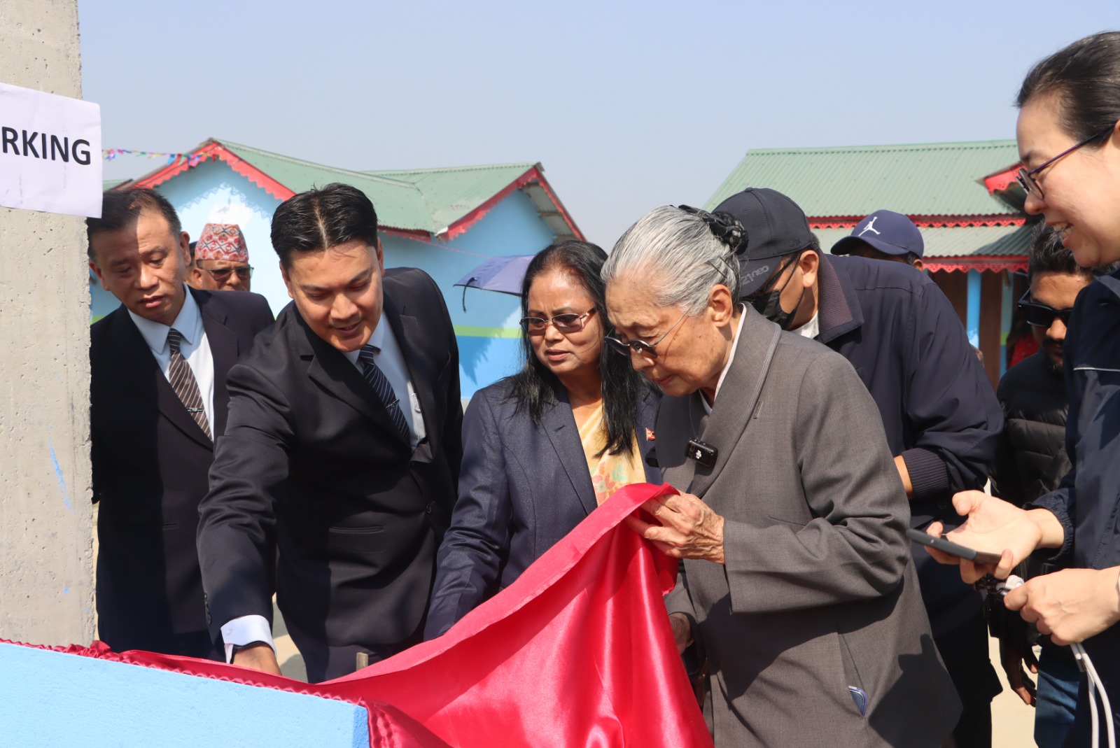 पूर्वमन्त्री भगबती चौधरीको पहलमा निर्मित १०० सुरक्षित घरहरू हस्तान्तरण