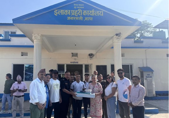 हिमालयन एभरेष्ट इन्स्योरेन्सद्वारा इलाका प्रहरी कार्यालयलाई सहयोग सामग्री हस्तान्तरण