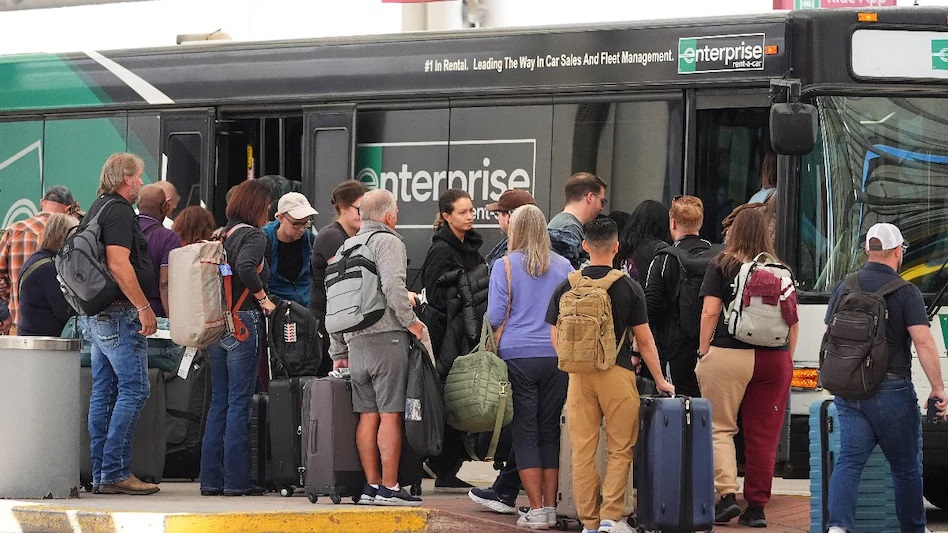 U.S. shutdown hits airlines due to long queues and flight delays at airports