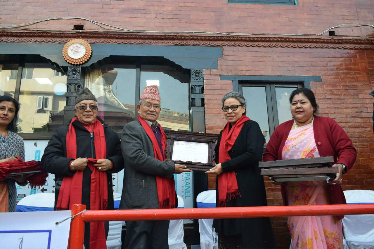 हिमालयन एभरेष्ट इन्स्योरेन्सद्वारा स्वास्थ्य केन्द्रलाई अल्ट्रासाउण्ड मेसिन हस्तान्तरण