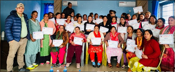 डिप्रोक्स लघुवित्तका सदस्यलाई व्यावसायिक गाई तथा कुखुरापालन तालिम
