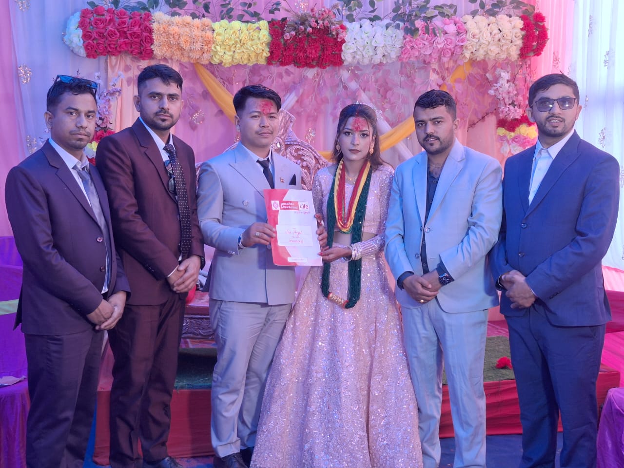 बालकुमारले विवाहमा श्रीमतीलाई दिए बीमा पोलिसी उपहार