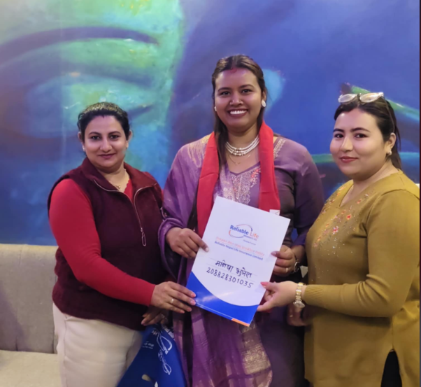 भुजेल दम्पतीले छोरीको जन्मदिनमा दिए बीमा पोलिसी उपहार