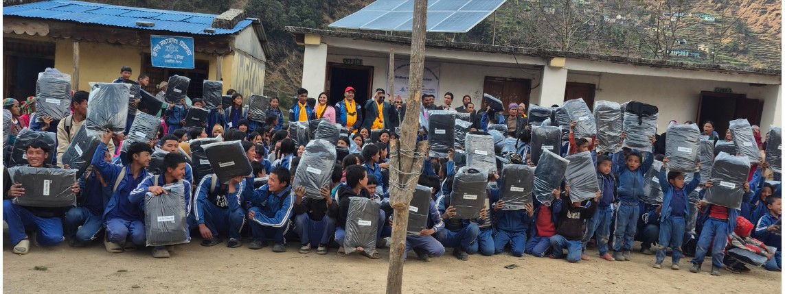 हिमालयन लाइफद्वारा विद्यार्थीका लागि शैक्षिक ब्याग वितरण