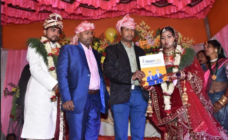छोरीको विवाहमा बुवाले दिए बीमा पोलिसी उपहार