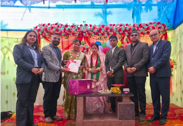 विवाहमा श्रीमानले दिए बीमा पोलिसी उपहार