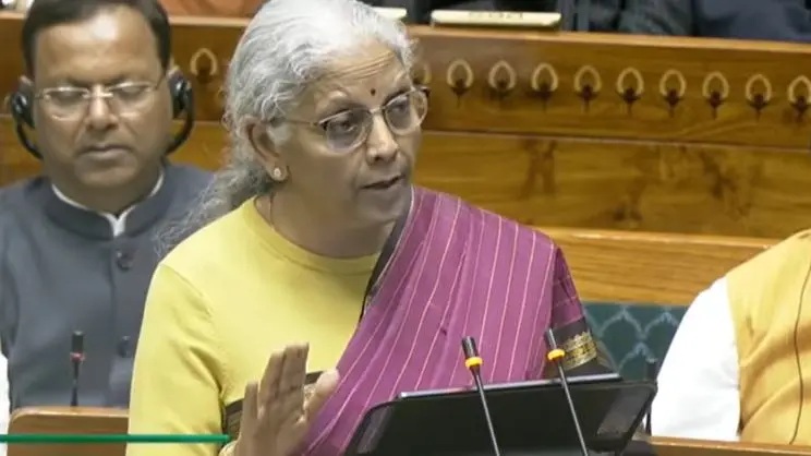 भारतः बीमाको मिस-सेलिङविरुद्ध वित्तमन्त्री, बैंकहरुलाई बीमा एजेन्ट नबन्न चेतावनी