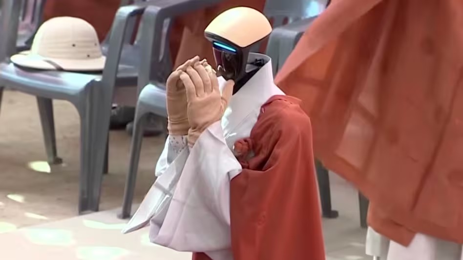 Buddhist monk takes oath at Seoul temple